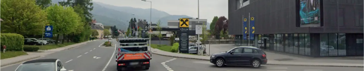 B138 beim Raiffeisen Forum Kirchdorf mit markierter Abzweigung