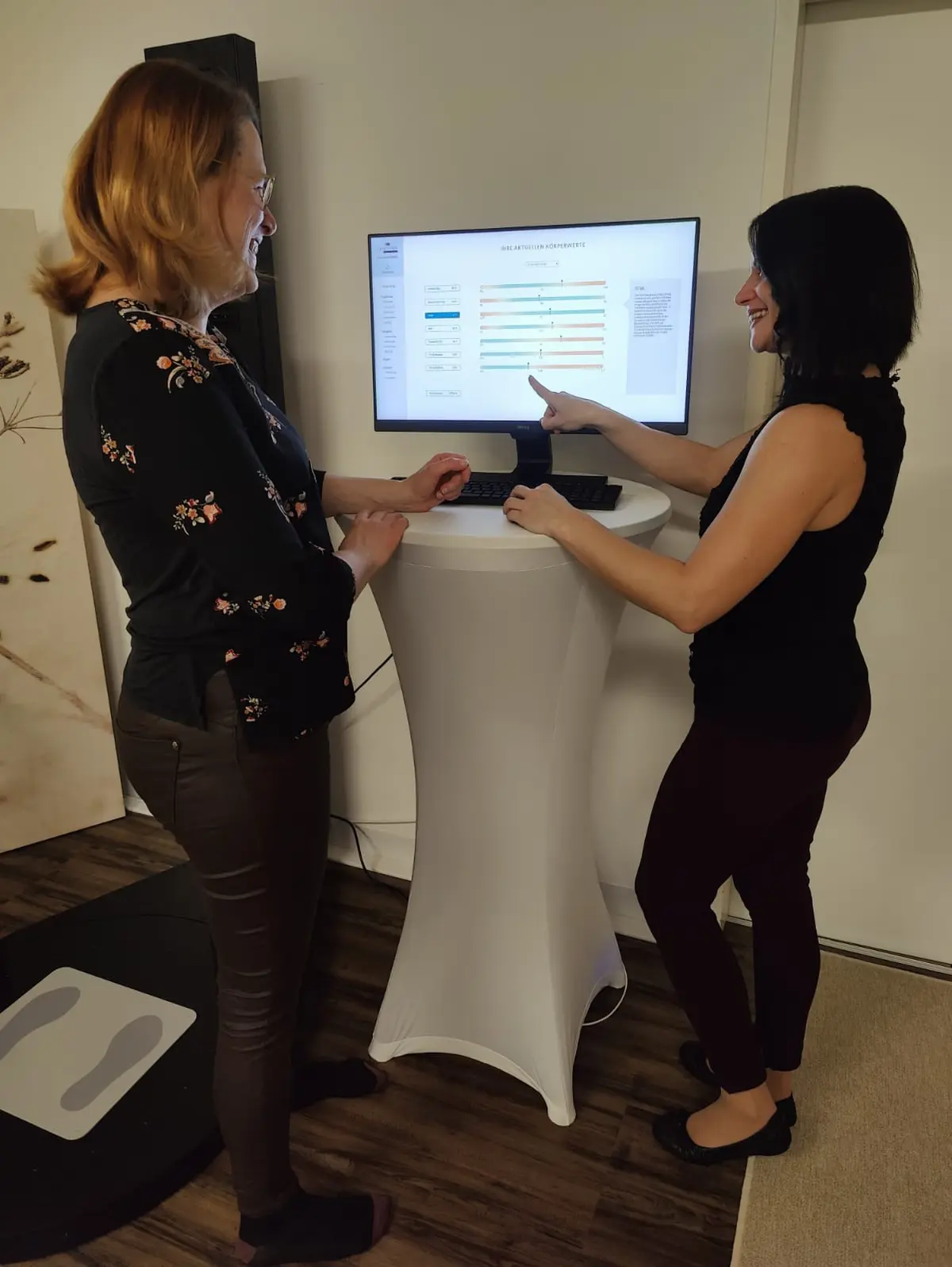 Sabrina Neuwirth bespricht eine SCANECA-Körperanalyse persönlich mit einer Kundin